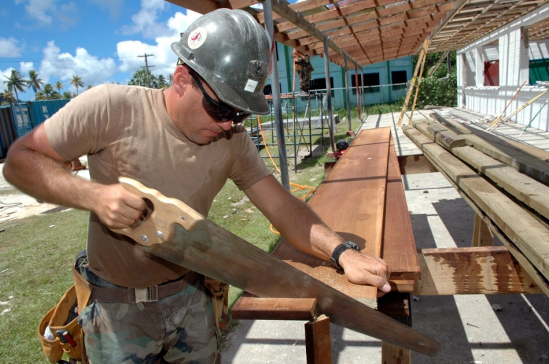 ebeniste-FONTAN-min_worker_construction_building_carpenter_male_job_build_helmet-893290